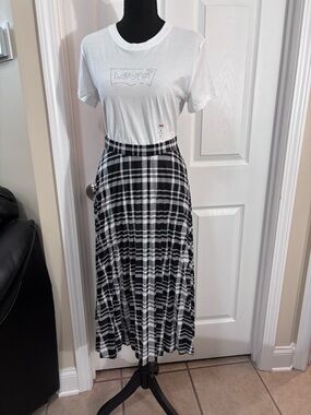 Elizabeth and Nicole Black & White Plaid Pleated Midi Sweater Skirt